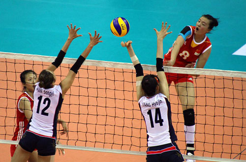 排球比赛中，男子排球和女子排球的球网一样高吗