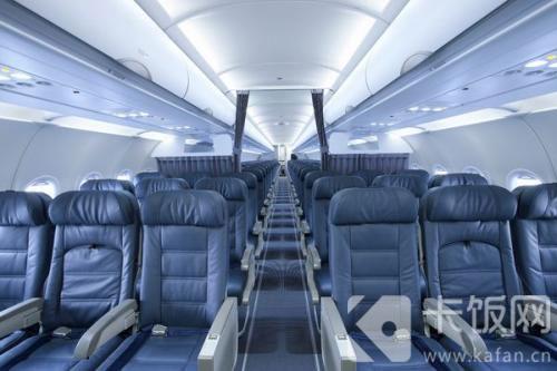 乘坐飞机时，下面选项中哪种做法可能影响飞行安全