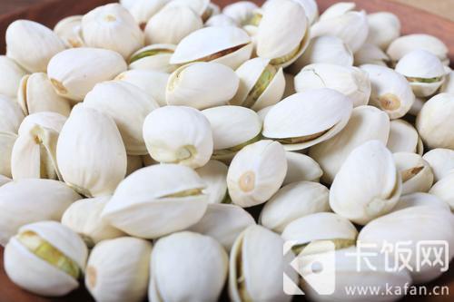 挑选开心果时，最好挑选果壳呈什么颜色的