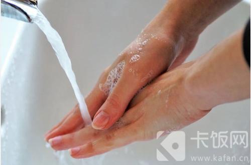 当手上出现肉眼可见的脏污时，最好用什么清洗