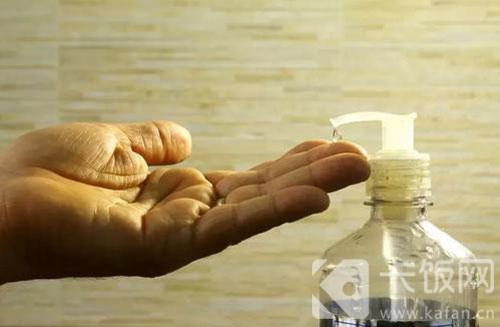 当手上出现肉眼可见的脏污时，最好用什么清洗