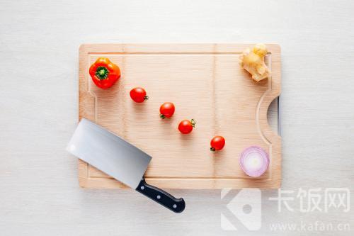 日常消毒时，厨房切菜用的砧板，可使用哪类物品来清洁