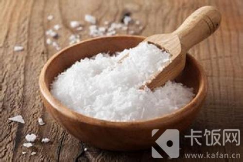 日常消毒时，厨房切菜用的砧板，可使用哪类物品来清洁