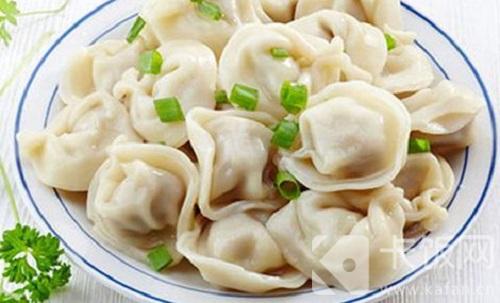 明朝有记载：“元旦拜年”要“作匾食”，匾食指