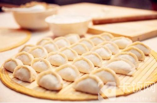 明朝有记载：“元旦拜年”要“作匾食”，匾食指