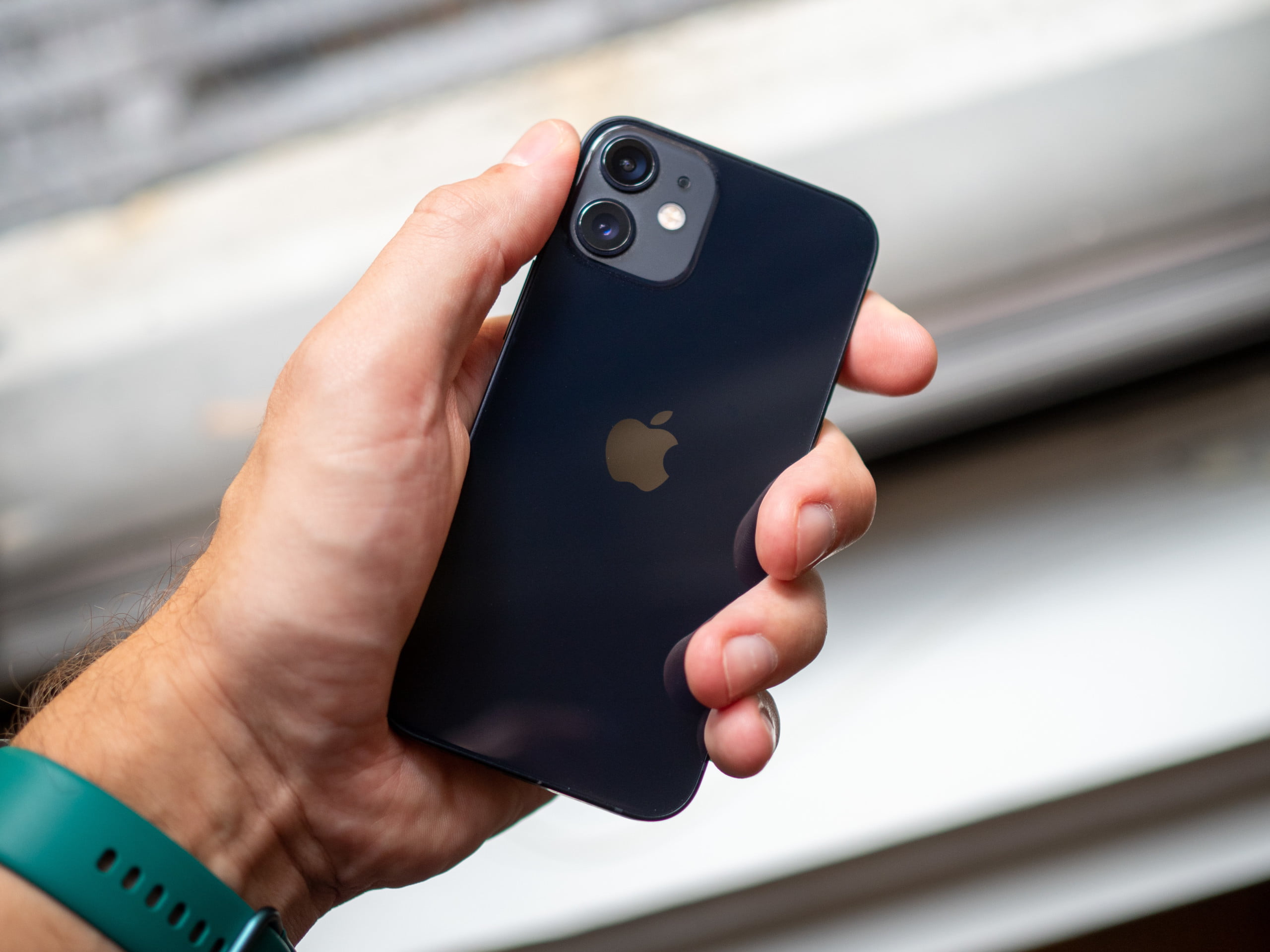 因为 iPhone 12 mini销量不佳，可能即将「停产」？