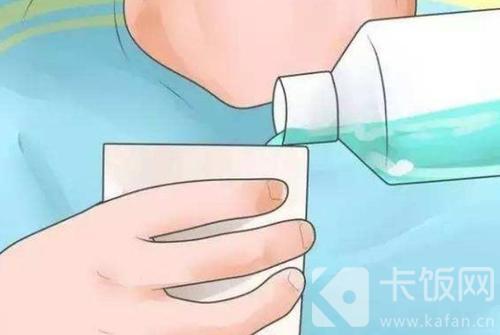 过年开车出门时，不宜食用以下哪种食物