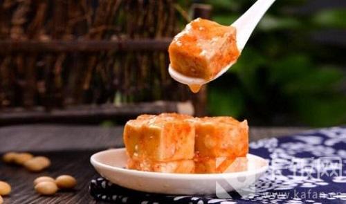 过年开车出门时，不宜食用以下哪种食物