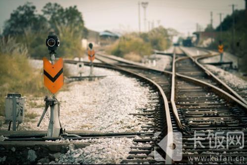 铁路也有“红绿灯”，绿色信号灯表示这段轨道