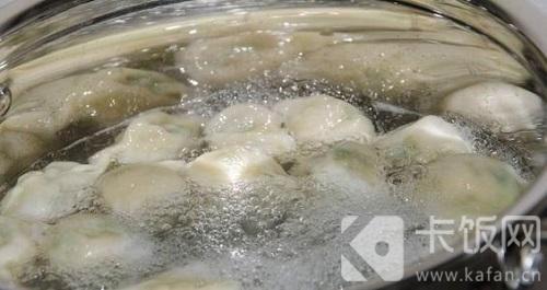 为防止饺子粘皮，煮饺子时可以加少量