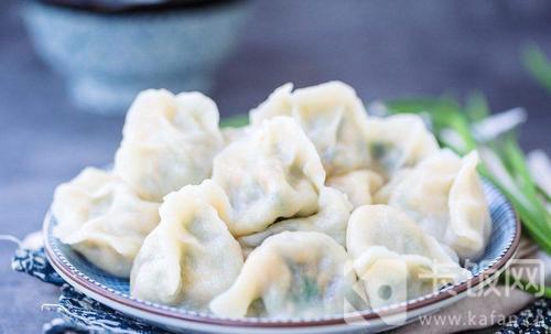 为防止饺子粘皮，煮饺子时可以加少量