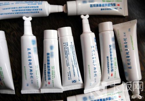 做超声检查时，医生为什么要在患者肚子上涂粘粘的东西