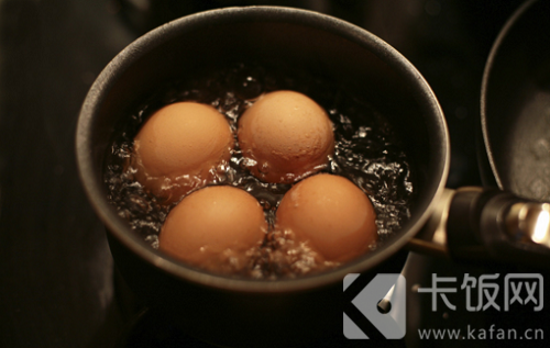 一般来说，同样条件下煮出来的鸡蛋，剥壳越困难说明鸡蛋