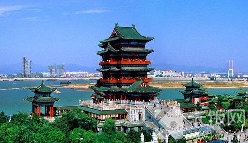 “落霞与孤鹭齐飞，秋水共长天一色”写的是哪一座名楼的景色