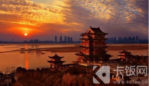 “落霞与孤鹭齐飞，秋水共长天一色”写的是哪一座名楼的景色