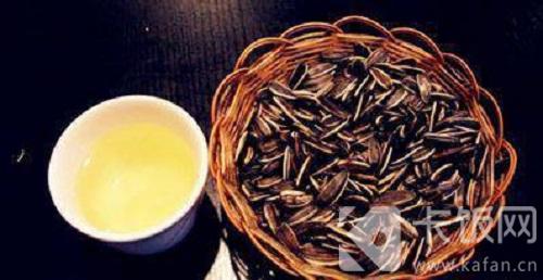 瓜子的脂肪含量很高，所以吃瓜子相当于喝油，这个说法