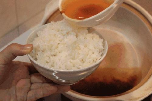 经常吃汤泡饭容易对身体造成危害，该说法