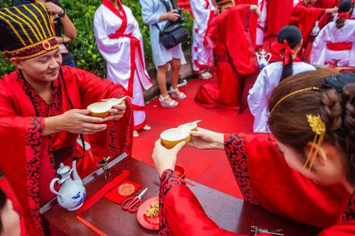 我国古代婚礼中有一项“合卺礼”，指的是