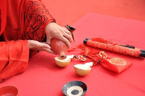 我国古代婚礼中有一项“合卺礼”，指的是