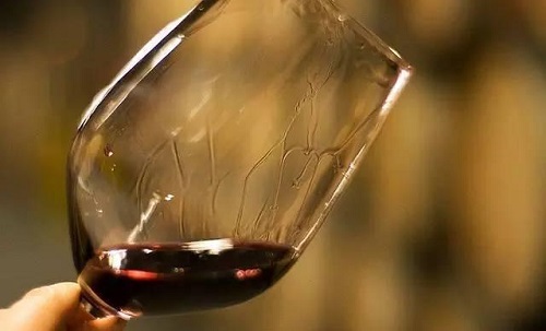 一般和葡萄酒前，摇晃酒杯是为了