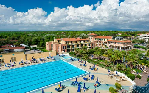 游泳是夏季消暑的好选择，但在室外游泳可能会中暑是真的吗