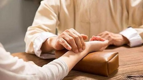 我国传统医学“望、闻、问、切”四诊法中，“切”是指