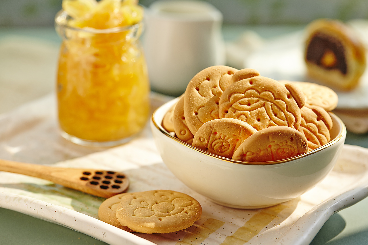 打开搁置一段时间后饼干会变软面包会变硬主要是因为