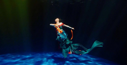 水下飞天舞蹈火爆全网，“飞天”动作与什么有关