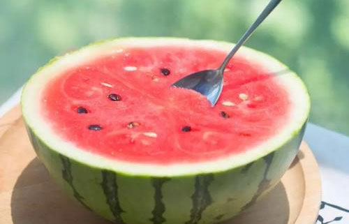 通常来说，西瓜的中间特别甜，这是因为瓜心部分