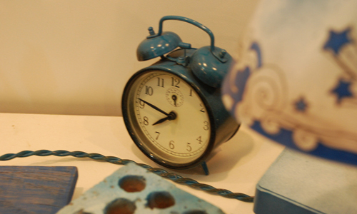 早晨怕起不来，就多设几个闹钟，这么做