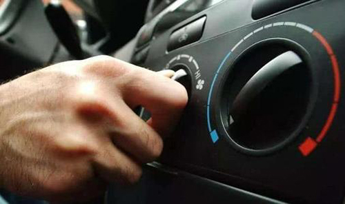 国庆自驾游时，遇到一两分钟的堵车，汽车需要熄火吗