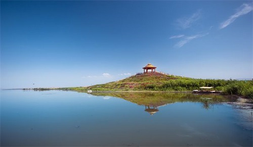 博斯腾湖是中国最大的内陆淡水湖，位于