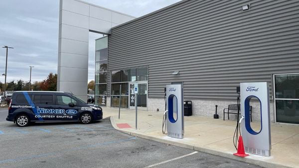 福特超级充电桩撞脸特斯拉，遭特斯拉高管吐槽