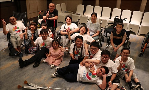 瓷娃娃病友可以正常上学工作吗