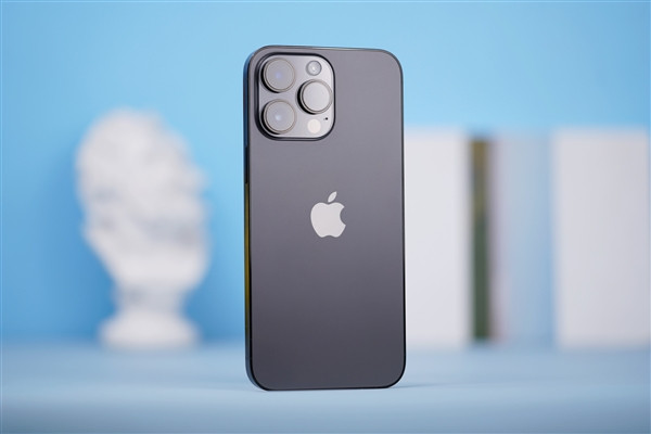 有锁美版iPhone 14被破解，通过开槽+卡贴的模式来支持SIM卡，3000元左右就能入手
