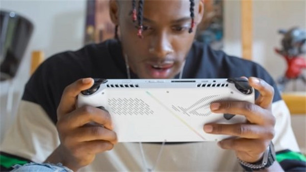 ROG首款掌机Ally配置，搭载定制化的AMD Phoenix APU