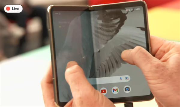 谷歌首款官方折叠屏手机 Pixel Fold 发布，售价 1799 美元起