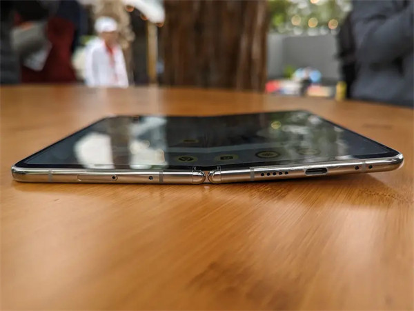 报道称： Pixel Fold 手机无法完全平放，展开角度在 176-179 度之间
