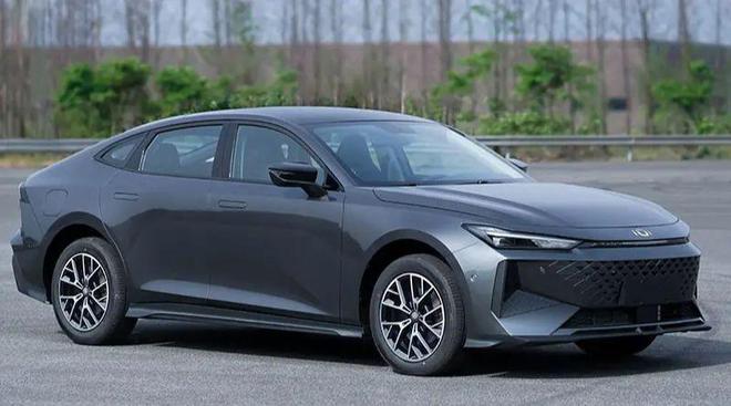 长安全新品牌启源旗下的首款车型 A07路试“谍照”曝光