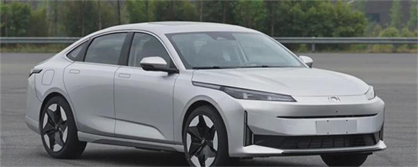 长安全新品牌启源旗下的首款车型 A07路试“谍照”曝光