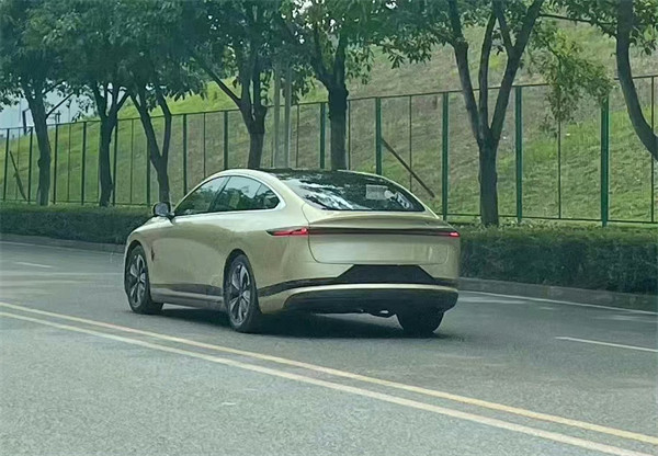 长安全新品牌启源旗下的首款车型 A07路试“谍照”曝光