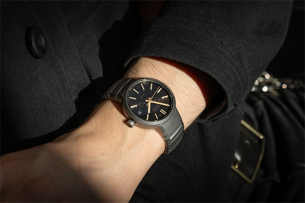 徕卡 ZM 11 腕表开售：钛合金限量版/鎏金棕版 55880 元，精钢夜雾蓝版 58500 元