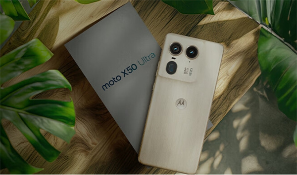 摩托罗拉 moto X50 Ultra AI 手机发布