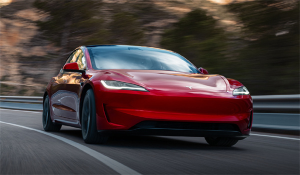 特斯拉 Model 3 高性能版开启交付