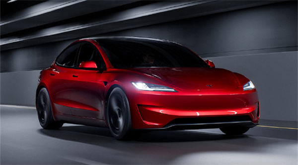 特斯拉 Model 3 高性能版开启交付