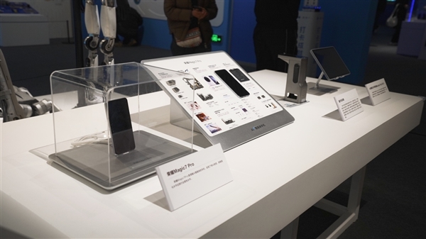 首款AI智能体手机!荣耀Magic7 Pro入驻国家博物馆